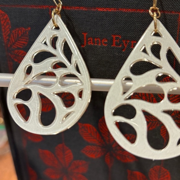 Tear drop‎ lazer cut white resin with clear coat finish earrings - Picture 7 of 9